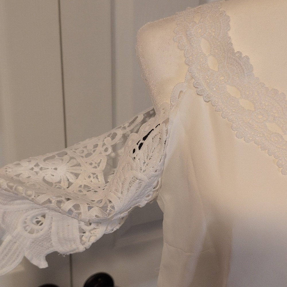 White Cold Shoulder V Neck Top With 3/4 Lace Sleeves - Picture 3 of 7